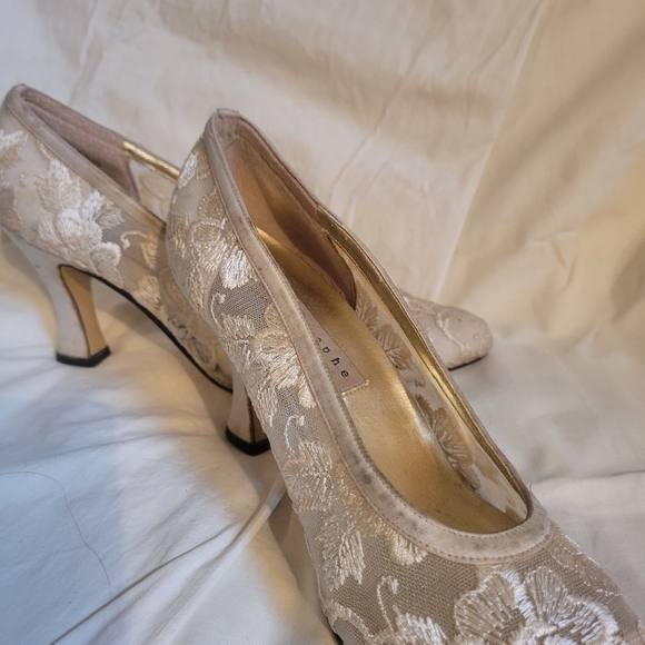 4/$26 Apostrophe Vintage Lace White High Heeled Shoes - Picture 7 of 8